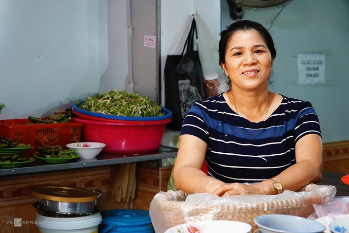 Chị Chi năm nay 52 tuổi. Sinh ra và lớn lên trong một gia đình có truyền thống nấu nướng, ngay từ nhỏ, chị Chi đã học cách chuẩn bị các món ăn. Mở quán bún mắm cua từ năm 1998, quán của chị đã tồn tại hơn 20 năm tại phố núi. "Lúc mới mở hàng, tôi chỉ bán ở vỉa hè. Mãi sau này mới có được không gian thoải mái cho thực khách ngồi ăn", bà chủ chia sẻ.