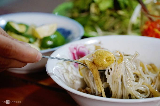 Trộn đều ít rau sống, thêm miếng chanh, chút ớt... là cách thưởng thức bún cua thối đúng chuẩn. Mùi hăng của nước dùng, vị chua cay, mằn mặn nơi đầu lưỡi là hương vị đặc trưng của đặc sản này.