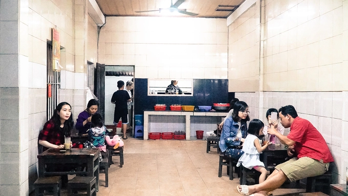 Theo bà Linh Lan (ngoài 70 tuổi), chủ quán chè ở kiệt (từ địa phương dùng để chỉ con hẻm) 29 Hùng Vương, quán của bà mở đã hơn 30 năm. Chè hẻm hay "chè dân đen" là một. Sở dĩ người ta gọi là "chè dân đen" là để đối lập với món chè cung đình đã quá nổi tiếng. Phần khác là vì sự đơn giản của món ăn từ không gian ngồi, cách thưởng thức cho đến khách bình dân ăn món này.