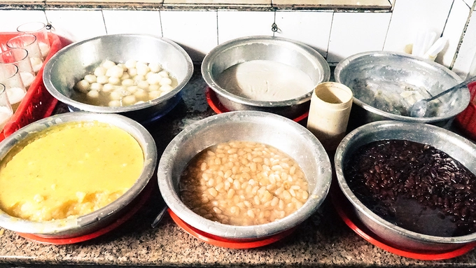 Tuy vậy, không phải cách chế biến các món chè trở nên sơ sài. Hàng ngày, bà cùng những người thân thức dậy từ 5 - 6h sáng để thực hiện các công đoạn như đãi đậu, ngâm, sơ chế các nguyên liệu cho đến bắt lửa nấu chè. Quán mở cửa tầm 16h mỗi ngày.