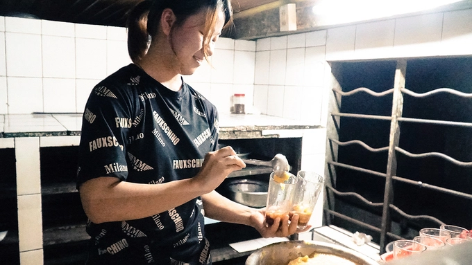 Người cháu chuẩn bị sẵn các ly chè phòng khi khách đông mang ra không kịp. Vì tuổi cao, bà Lan chỉ phụ tính tiền, dọn dẹp bàn khi cần.