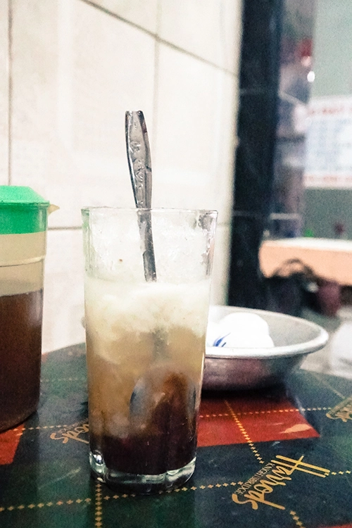 Thường chè sẽ được múc sẵn ly nhỏ, khách gọi món nào quán sẽ mang ra. Bạn sẽ dùng muỗng nhỏ để thưởng thức chè.  Chè bắp thơm nức mùi bắp (ngô) non; chè đậu ván, đậu ngự, đậu quyên béo ngậy phảng phất hương lạc rang giòn; chè hạt sen có vị thanh mát; chè khoai dẻo mềm thơm ngọt với một chút ít nước cốt dừa... Các món chè ở quán được đánh giá là có vị ngọt vừa phải, không quá gắt.