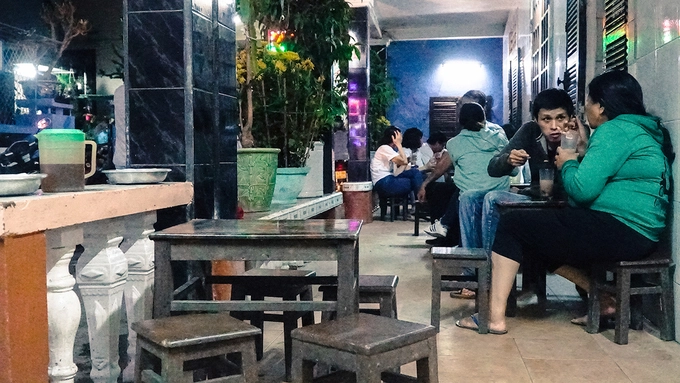 Quán đông khách từ lúc mở cửa đến tận 22h. Không gian quán là gian nhà chừng 20 mét vuông, có khoảng 10 chiếc bàn nhỏ được kê thêm dăm ba chiếc ghế. Do nằm gần cầu Trường Tiền, bạn có thể dễ dàng tìm đường đến đây.