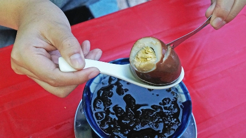 Món chè trứng độc lạ của quán. Ảnh: Di Vỹ. Món chè trứng độc lạ của quán. Ảnh: Di Vỹ.