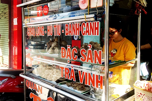 Chiếc tủ kính đựng đầy đồ ăn bắt mắt. Ảnh: Di Vỹ.