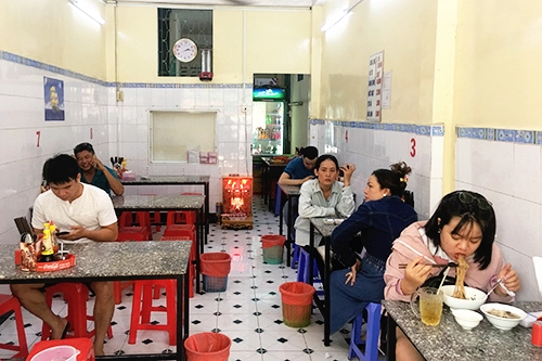 Không gian quán nhỏ nhưng sạch sẽ. Ảnh: Di Vỹ.
