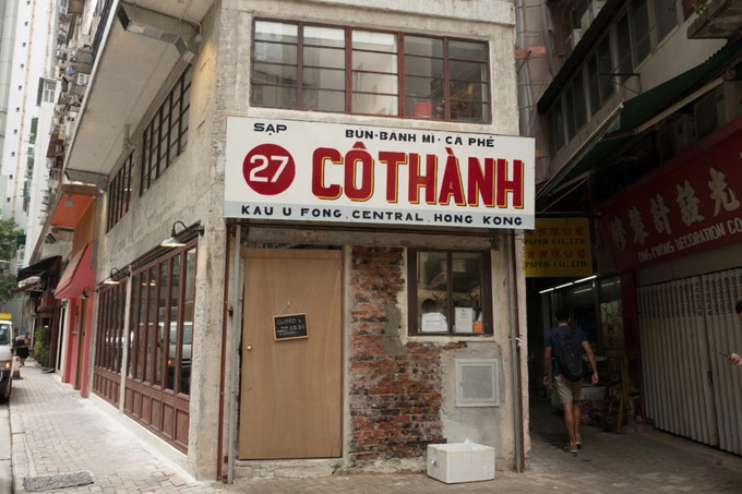 Theo trang ẩm thực A Foodie World, quán ăn Cô Thành đem đến Hong Kong một hương vị ẩm thực Việt mới. Tại đây có rất nhiều món đặc trưng Sài Gòn của một đầu bếp kiêm bán hàng ăn nổi tiếng. Đó chính là các món của cô Nguyễn Thị Thành (hay được gọi là The Lunch Lady). Quán có biển hiệu đậm chất Việt với phông chữ cũ, khung cửa gỗ và bức tường gạch. Địa chỉ quán là khu Kau U Fong, Central, rất gần với trung tâm hành chính của Hong Kong. Ảnh: Billy Clarke. Theo trang ẩm thực A Foodie World, quán ăn Cô Thành đem đến Hong Kong một hương vị ẩm thực Việt mới. Tại đây có rất nhiều món đặc trưng Sài Gòn của một đầu bếp kiêm bán hàng ăn nổi tiếng. Đó chính là các món của cô Nguyễn Thị Thành (hay được gọi là The Lunch Lady). Quán có biển hiệu đậm chất Việt với phông chữ cũ, khung cửa gỗ và bức tường gạch. Địa chỉ quán là khu Kau U Fong, Central, rất gần với trung tâm hành chính của Hong Kong. Ảnh: Billy Clarke.