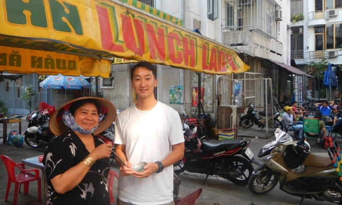 Cô Thành nổi danh khi quán ăn đường phố ở Sài Gòn của cô xuất hiện trong show ẩm thực du lịch No Reservations của đầu bếp Mỹ Anthony Bourdain năm 2009. Kể từ đó, quán ăn này tấp nập người dân và du khách tới thưởng thức. Brian Woo (phải) là học trò của cô Thành, sau 3 năm anh quyết định cùng cô Thành mở quán mang tên cô ở Hong Kong nhằm đem ẩm thực Việt đến với nhiều thực khách quốc tế hơn. Ảnh: asiatatler. Cô Thành nổi danh khi quán ăn đường phố ở Sài Gòn của cô xuất hiện trong show ẩm thực du lịch No Reservations của đầu bếp Mỹ Anthony Bourdain năm 2009. Kể từ đó, quán ăn này tấp nập người dân và du khách tới thưởng thức. Brian Woo (phải) là học trò của cô Thành, sau 3 năm anh quyết định cùng cô Thành mở quán mang tên cô ở Hong Kong nhằm đem ẩm thực Việt đến với nhiều thực khách quốc tế hơn. Ảnh: asiatatler.