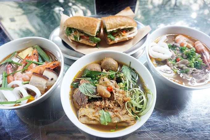 Thực đơn quán nổi bật với các món ăn Việt như bánh mì, bún mắm, bún bò Huế, nem nướng, chả giò... Đồ uống cũng là những loại thân quen như cà phê sữa đá, rau má, nước dừa, chanh muối... Ảnh: womguide. Thực đơn quán nổi bật với các món ăn Việt như bánh mì, bún mắm, bún bò Huế, nem nướng, chả giò... Đồ uống cũng là những loại thân quen như cà phê sữa đá, rau má, nước dừa, chanh muối... Ảnh: womguide.