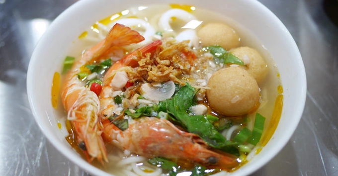 Một tô bún ăn ở quán không thể thiếu bát chanh ớt tươi ăn kèm đúng điệu Việt Nam. Quán không quá rộng so với một nơi đông dân cư như trung tâm Hong Kong, thích hợp để ăn tối sau giờ làm, ăn trưa cuối tuần với một hoặc hai người nữa. Ảnh: Co Thanh restaurant. Một tô bún ăn ở quán không thể thiếu bát chanh ớt tươi ăn kèm đúng điệu Việt Nam. Quán không quá rộng so với một nơi đông dân cư như trung tâm Hong Kong, thích hợp để ăn tối sau giờ làm, ăn trưa cuối tuần với một hoặc hai người nữa. Ảnh: Co Thanh restaurant.