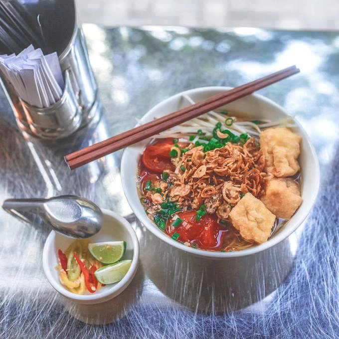 Món bún Thái tuy không xuất xứ từ Việt Nam nhưng rất phổ biến ở Sài Gòn cũng có trong thực đơn và thu hút nhiều thực khách Hong Kong. Nước bún trong, tươi mới, vị cay đặc trưng đúng độ chứ không quá áp đảo các vị khác. Ảnh: Johana Shobu. Món bún Thái tuy không xuất xứ từ Việt Nam nhưng rất phổ biến ở Sài Gòn cũng có trong thực đơn và thu hút nhiều thực khách Hong Kong. Nước bún trong, tươi mới, vị cay đặc trưng đúng độ chứ không quá áp đảo các vị khác. Ảnh: Johana Shobu.