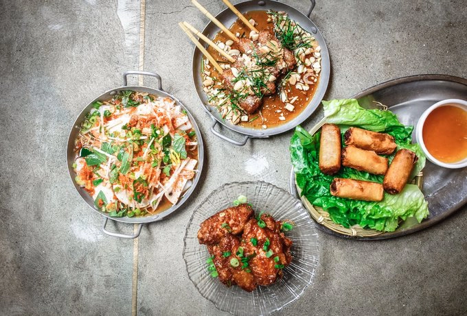 Theo Thehoneycombers, 70% nguyên liệu của quán Cô Thành ở Hong Kong được chọn lựa kỹ lưỡng ở Việt Nam gửi sang để chế biến, nên những món thuần Việt nhất có thể. Nhóm đi chợ đồng thời phải mua nguyên liệu hàng ngày và tự tay chọn nhằm đảm bảo chất lượng. Quán không có dịch vụ đặt trước bàn ăn mà phục vụ lần lượt theo thứ tự khách tới. Từ thứ 2 đến thứ 7 quán mở lúc 13h30 - 15h30, chủ nhật đóng cửa. Ảnh: Co Thanh restaurant. Theo Thehoneycombers, 70% nguyên liệu của quán Cô Thành ở Hong Kong được chọn lựa kỹ lưỡng ở Việt Nam gửi sang để chế biến, nên những món thuần Việt nhất có thể. Nhóm đi chợ đồng thời phải mua nguyên liệu hàng ngày và tự tay chọn nhằm đảm bảo chất lượng. Quán không có dịch vụ đặt trước bàn ăn mà phục vụ lần lượt theo thứ tự khách tới. Từ thứ 2 đến thứ 7 quán mở lúc 13h30 - 15h30, chủ nhật đóng cửa. Ảnh: Co Thanh restaurant.