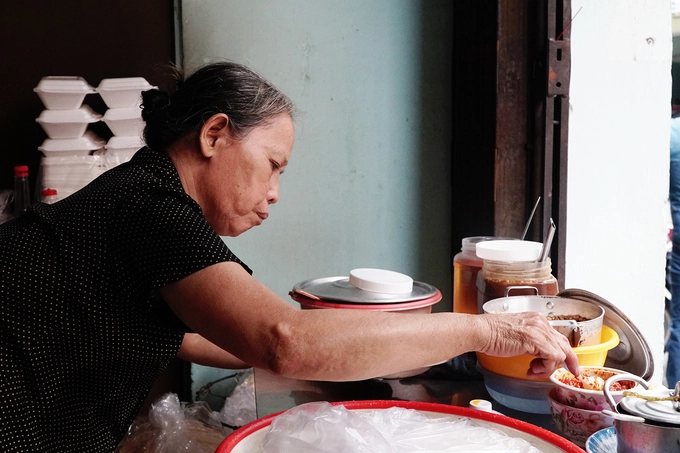 Hàng ăn nhỏ của bà Phan Thị Sáu (63 tuổi) được mệnh danh là “Quảng Nam thu nhỏ” giữa lòng Sài Gòn. Quán nằm trên đường Ca Văn Thỉnh, gần chợ Bà Hoa phường 11, quận Tân Bình. Bà Sáu quê gốc Quảng Nam chia sẻ, quán được mở từ lúc bà mới vào Sài Gòn sinh sống.  "Cách đây 11 năm tôi bán trước cổng một ngôi trường, sau dọn về đây cũng được 8 năm", bà Sáu nói. Hiện quán ăn vẫn không tên, chỉ vỏn vẹn tấm bảng đề chữ đã cũ ở phía trước.