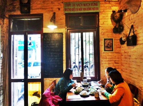 quan-an-goi-nho-thoi-bao-cap-o-ha-noi-ivivu-8