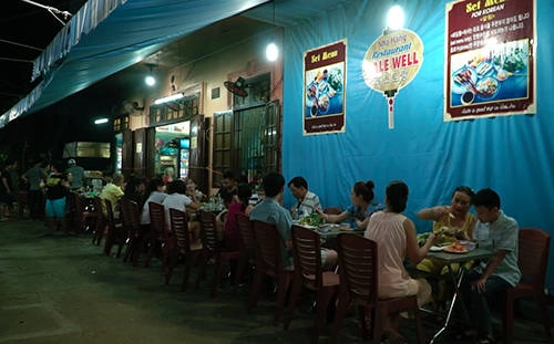 Không gian quán dung dị bên một góc đường, có lẽ cũng vì cái tên nghe khá Tây mà quán thu hút nhiều du khách nước ngoài giữa cả trăm hàng quán lớn nhỏ tại đây.