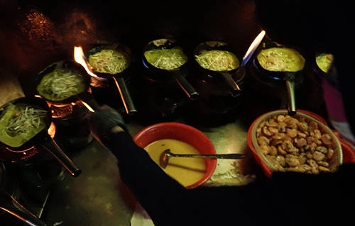 Đầu bếp trông chừng gần 10 chảo bánh, vừa tráng, vừa lật, nêm nếm thật khéo, sao cho bánh không cháy khét.