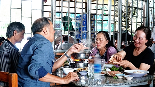 Quán có thiết kế giản dị nhưng tiện lợi cho khách ngồi ăn với bàn ghế cao. Quán có thiết kế giản dị nhưng tiện lợi cho khách ngồi ăn với bàn ghế cao.