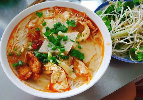 Bún chả cá có hương vị hấp dẫn với nước dùng xương ống ngọt thanh và chả cá giòn dai. Ảnh: Liberzy. Bún chả cá có hương vị hấp dẫn với nước dùng xương ống ngọt thanh và chả cá giòn dai. Ảnh: Liberzy.