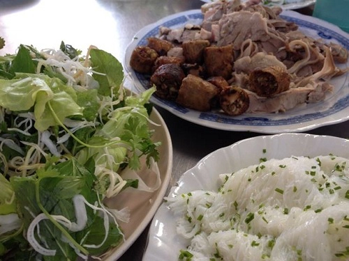 Bánh hỏi được làm từ bột gạo ăn kèm lòng heo và nước chấm chua cay. Ảnh: Top List. Bánh hỏi được làm từ bột gạo ăn kèm lòng heo và nước chấm chua cay. Ảnh: Top List.