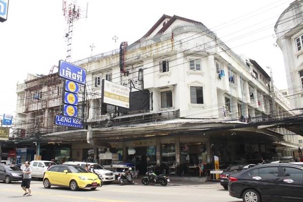 Đến khu trung tâm Pattaya, chỉ cần hỏi bất kỳ người dân nào, họ đều có thể chỉ rõ đường đến Leng Kee - quán ăn chuyên các món Thái - Trung khá nổi tiếng đối với dân du lịch. Sau khi ăn xong, bạn có thể bắt xe tuk tuk đến Walking street với giá khoảng 20 baht/người (12.000 đồng). Đến khu trung tâm Pattaya, chỉ cần hỏi bất kỳ người dân nào, họ đều có thể chỉ rõ đường đến Leng Kee - quán ăn chuyên các món Thái - Trung khá nổi tiếng đối với dân du lịch. Sau khi ăn xong, bạn có thể bắt xe tuk tuk đến Walking street với giá khoảng 20 baht/người (12.000 đồng).