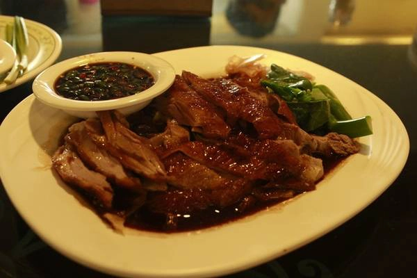 Đồ ăn không hề đắt như vẻ ngoài hoành tráng của quán. Một đĩa vịt quay đúng vị của người Hoa, ăn chung với gừng chua và nước tương có giá khoảng 190.000 đồng. Vì quán có rất nhiều đồ ngon nên nếu đi nhóm đông, bạn sẽ được thưởng thức nhiều món hơn. Đồ ăn không hề đắt như vẻ ngoài hoành tráng của quán. Một đĩa vịt quay đúng vị của người Hoa, ăn chung với gừng chua và nước tương có giá khoảng 190.000 đồng. Vì quán có rất nhiều đồ ngon nên nếu đi nhóm đông, bạn sẽ được thưởng thức nhiều món hơn.