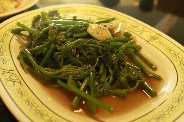 Nếu đã chọn một quán ăn Trung Hoa thì bạn không nên bỏ qua món rau xào đặc trưng. Rau cải xào dầu hào hoặc ngọn bí xào tỏi tuy đơn giản nhưng lại rất ngon, ngọt, có giá khoảng 60.000 đồng. Nếu đã chọn một quán ăn Trung Hoa thì bạn không nên bỏ qua món rau xào đặc trưng. Rau cải xào dầu hào hoặc ngọn bí xào tỏi tuy đơn giản nhưng lại rất ngon, ngọt, có giá khoảng 60.000 đồng.