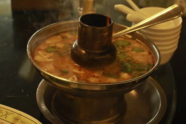 Nồi lẩu tom yum ở đây cũng khá ngon miệng với nhiều loại hải sản tươi rói như tôm, mực được nấu chung với nấm. Nồi to đủ cho khoảng 5 - 6 người ăn có giá khoảng 200.000 đồng. Nồi lẩu tom yum ở đây cũng khá ngon miệng với nhiều loại hải sản tươi rói như tôm, mực được nấu chung với nấm. Nồi to đủ cho khoảng 5 - 6 người ăn có giá khoảng 200.000 đồng.