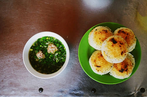 Bánh căn lôi cuốn thực khách với màu vàng ruộm và mùi thơm phức. Ảnh: Phong Vinh