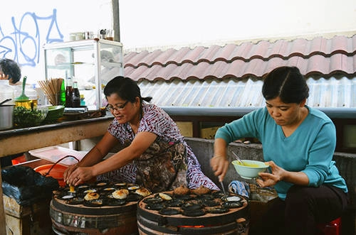 Cô chủ cùng người phụ bếp luôn phải đổ bánh liên tục. Ảnh: Phong Vinh