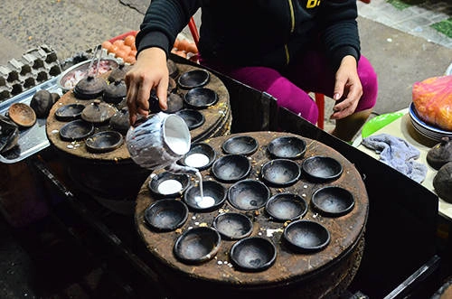 Thực khách đến quán sẽ có cơ hội ngồi cạnh bên một dãy các bếp lò và quan sát chủ quán đổ bánh tại chỗ. Ảnh: Phong Vinh Thực khách đến quán sẽ có cơ hội ngồi cạnh bên một dãy các bếp lò và quan sát chủ quán đổ bánh tại chỗ. Ảnh: Phong Vinh