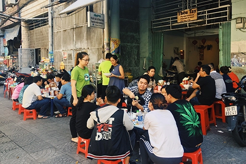 Quán nằm ở trước chung cư Tôn Thất Đạm, quận 1. Ảnh: Di Vỹ.