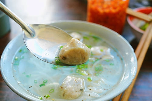 Miếng chả cá thơm dai là điểm nhấn của món ăn này. Ảnh: Phong Vinh.