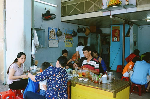 Ở quán bà Thừa, đôi khi bạn phải mất vài lần tìm đến mới thưởng thức được món ăn. Ảnh: Phong Vinh.