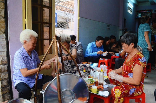 Địa chỉ này nổi tiếng ở Sài Gòn nhiều năm qua vì chỉ bán đúng một tiếng. Bà chủ có mái tóc bạc (ngồi ngoài cùng, bên trái) cùng các chị em trong gia đình đã bán từ rất lâu. Ai hỏi thăm thì chỉ nhận được câu trả lời là “đã mấy mươi năm rồi”, hoặc “đã rất lâu rồi”. Địa chỉ này nổi tiếng ở Sài Gòn nhiều năm qua vì chỉ bán đúng một tiếng. Bà chủ có mái tóc bạc (ngồi ngoài cùng, bên trái) cùng các chị em trong gia đình đã bán từ rất lâu. Ai hỏi thăm thì chỉ nhận được câu trả lời là “đã mấy mươi năm rồi”, hoặc “đã rất lâu rồi”.