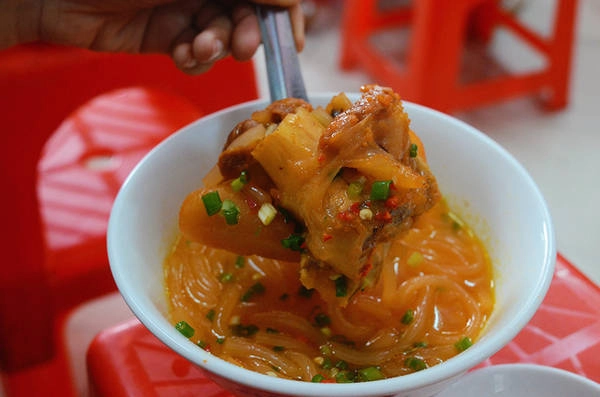 Sợi bánh canh sau khi ngậm đủ nước dùng có mùi thơm, mềm và dai. Nước dùng thơm và béo. Giò heo được xử lý kỹ nên giòn và mềm. Khi ăn, bạn chấm thêm ít nước mắm ớt cay để tăng thêm mùi vị. Giá cho một phần ăn dao động trong khoảng 25.000 đến 40.000 đồng, rẻ nhất là tô bánh canh giò. Sợi bánh canh sau khi ngậm đủ nước dùng có mùi thơm, mềm và dai. Nước dùng thơm và béo. Giò heo được xử lý kỹ nên giòn và mềm. Khi ăn, bạn chấm thêm ít nước mắm ớt cay để tăng thêm mùi vị. Giá cho một phần ăn dao động trong khoảng 25.000 đến 40.000 đồng, rẻ nhất là tô bánh canh giò.