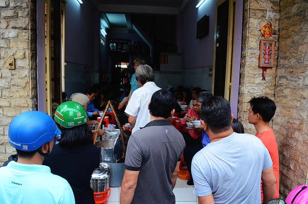 Nơi này được khách gọi là quán, cũng có người gọi là hàng rong. Quán tuy bán trong gian nhà khang trang, nhưng khu vực bếp chỉ đơn giản là một gánh hàng bày các vật dụng, nguyên liệu để nấu món ăn. Quán không có bàn, thực khách ngồi trên ghế nhựa và dùng nó làm bàn. Ảnh: Phong Vinh Nơi này được khách gọi là quán, cũng có người gọi là hàng rong. Quán tuy bán trong gian nhà khang trang, nhưng khu vực bếp chỉ đơn giản là một gánh hàng bày các vật dụng, nguyên liệu để nấu món ăn. Quán không có bàn, thực khách ngồi trên ghế nhựa và dùng nó làm bàn. Ảnh: Phong Vinh
