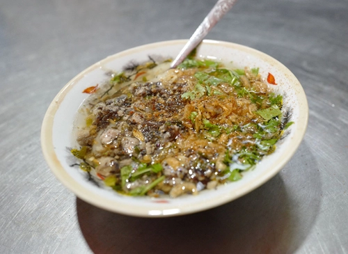 Món bánh đúc nóng thích hợp cho những ngày cuối thu đầu đông.