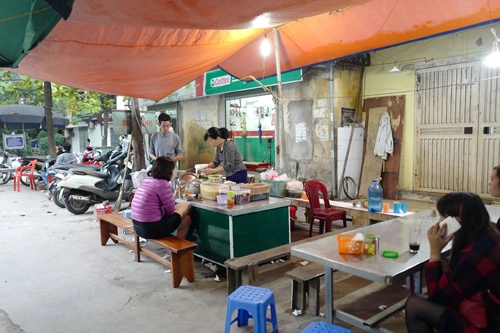 Quán ăn nhỏ nằm ở khu tập thể nhưng được nhiều khách biết tới.