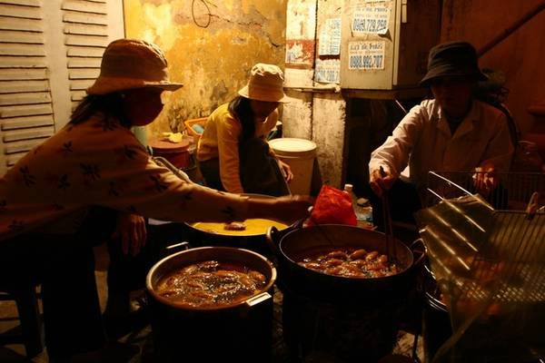 Chị Hoa cho biết, những người làm cùng đều là anh chị em, chồng hoặc vợ trong cùng nhà, thân thiết và gắn bó, sẻ chia cùng những thăng trầm của quán hàng mấy chục năm qua. Quán ngày càng đông khách nên nhân lực cũng tăng theo. Hiện nay mỗi “ca” làm cần tới 6 người: hai người nặn bánh, 2 người rán bánh và cắt bánh ra bát, một người trông xe và một người phục vụ trà đá, kê bàn ghế, dọn dẹp. Chị Hoa thường dọn hàng từ trưa, và bán hết bánh vào khoảng 6-7 giờ tối.