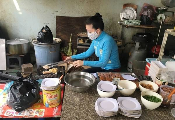 Là cơ sở 2 của quán gốc rất nổi tiếng ở Đà Nẵng, quán bánh tráng kẹp trong hẻm 209 Tôn Thất Thuyết, quận 4 được coi như thiên đường ăn vặt giá rẻ. Giờ cao điểm đông khách là 5-6h chiều. Dù đông đến mấy quán cũng không nướng sẵn. Là cơ sở 2 của quán gốc rất nổi tiếng ở Đà Nẵng, quán bánh tráng kẹp trong hẻm 209 Tôn Thất Thuyết, quận 4 được coi như thiên đường ăn vặt giá rẻ. Giờ cao điểm đông khách là 5-6h chiều. Dù đông đến mấy quán cũng không nướng sẵn.