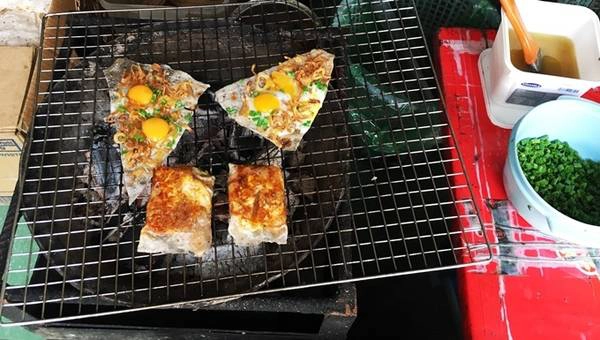 Theo chủ quán, hương vị ở đây theo bản gốc Đà Nẵng, vị đậm đà, nguyên liệu không dự trữ nhiều mà liên tay làm. Theo chủ quán, hương vị ở đây theo bản gốc Đà Nẵng, vị đậm đà, nguyên liệu không dự trữ nhiều mà liên tay làm.