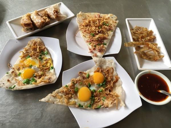 Pate theo dạng khô, hơi giống thịt băm, hành phi, hành lá là nguyên liệu làm nên món bánh kẹp pate giòn, món ăn vặt độc đáo của Đà Nẵng. Pate theo dạng khô, hơi giống thịt băm, hành phi, hành lá là nguyên liệu làm nên món bánh kẹp pate giòn, món ăn vặt độc đáo của Đà Nẵng.