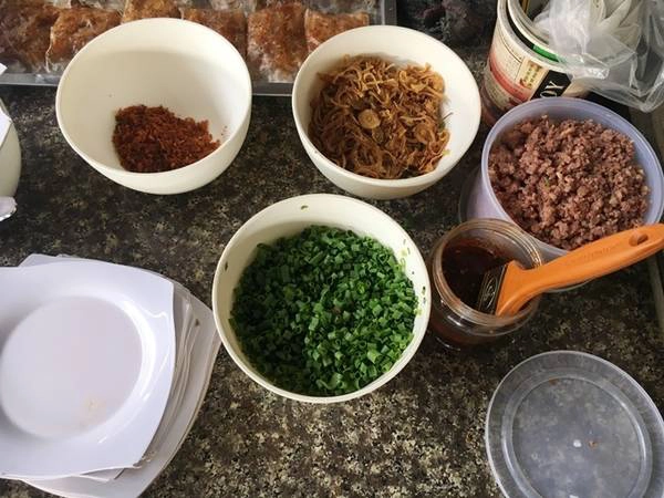 Bánh tráng kẹp thường được ăn với thứ nước chấm hơi ngọt. Thực khách chan nước chấm lên bánh rồi kẹp lại và ăn, khác với cách thưởng thức bánh tráng nướng Đà Lạt. Bánh tráng kẹp thường được ăn với thứ nước chấm hơi ngọt. Thực khách chan nước chấm lên bánh rồi kẹp lại và ăn, khác với cách thưởng thức bánh tráng nướng Đà Lạt.