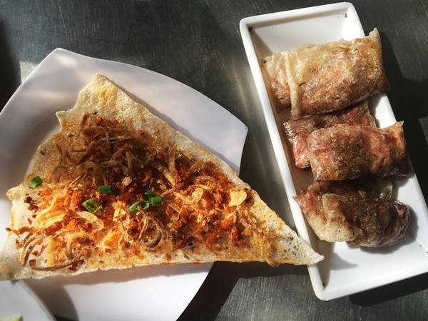 Bánh kẹp ốp la làm từ trứng cút là món được yêu thích nhất ở đây. Bánh tráng được nướng giòn trên bếp, chủ quán nhanh tay đập hai quả trứng cút lên rồi cho thêm hành lá. Giá một cái là 5.000 đồng. Bánh kẹp ốp la làm từ trứng cút là món được yêu thích nhất ở đây. Bánh tráng được nướng giòn trên bếp, chủ quán nhanh tay đập hai quả trứng cút lên rồi cho thêm hành lá. Giá một cái là 5.000 đồng.