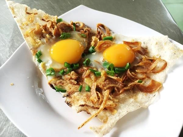 Bánh kẹp khô bò giòn và bánh pate mềm có vị hơi cay. Theo nhiều thực khách, bánh nhỏ, dễ ăn, mỗi người thưởng thức được nhiều món khác nhau. Bánh kẹp khô bò giòn và bánh pate mềm có vị hơi cay. Theo nhiều thực khách, bánh nhỏ, dễ ăn, mỗi người thưởng thức được nhiều món khác nhau.