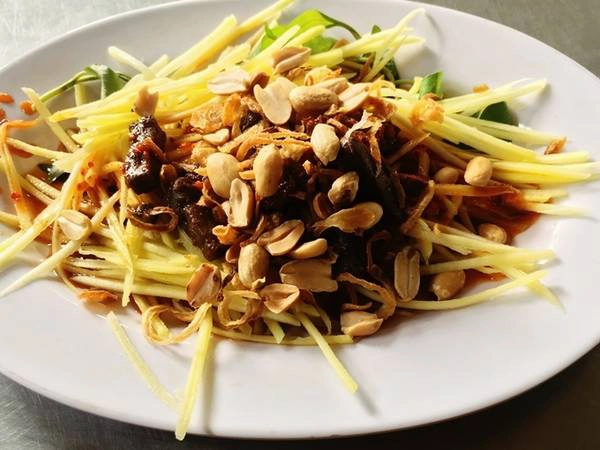 Gan rim trộn cùng xoài bào sợi cũng được yêu thích. Giá một đĩa là 15.000 đồng, giá cao nhất trong thực đơn. Quán bán từ 3h chiều đến 10h tối, nghỉ chủ nhật. Gan rim trộn cùng xoài bào sợi cũng được yêu thích. Giá một đĩa là 15.000 đồng, giá cao nhất trong thực đơn. Quán bán từ 3h chiều đến 10h tối, nghỉ chủ nhật.