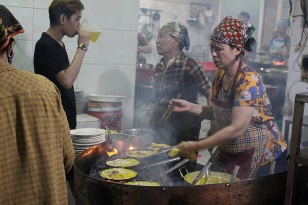 Từ lâu, bánh xèo bà Dưỡng đã trở thành “thương hiệu” đối với khách du lịch khi ghé thăm Đà Nẵng. Dù giá mỗi đĩa bánh xèo lên tới 55.000 đồng, cao hơn những nơi khác nhưng quán vẫn tấp nập. Bánh xèo vàng ruộm với rau sống, đu đủ chua và dưa leo. Suốt 30 năm, quán bánh xèo của đại gia đình bà Dưỡng vẫn giữ được hương vị thơm ngon, mộc mạc chính hiệu miền Trung. Từ lâu, bánh xèo bà Dưỡng đã trở thành “thương hiệu” đối với khách du lịch khi ghé thăm Đà Nẵng. Dù giá mỗi đĩa bánh xèo lên tới 55.000 đồng, cao hơn những nơi khác nhưng quán vẫn tấp nập. Bánh xèo vàng ruộm với rau sống, đu đủ chua và dưa leo. Suốt 30 năm, quán bánh xèo của đại gia đình bà Dưỡng vẫn giữ được hương vị thơm ngon, mộc mạc chính hiệu miền Trung.