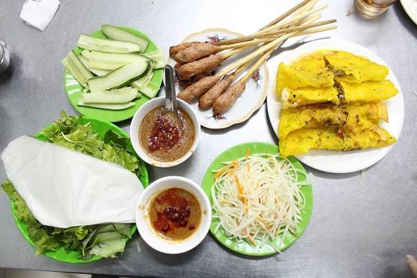 Chủ quán là bà Trương Thị Lai, 77 tuổi, mở quán này đã hơn 30 năm. Bà chia sẻ, nguyên liệu làm bánh phải dùng loại gạo xiệc ở Quảng Nam pha thêm ít bột nghệ để tạo màu và ngâm trong bốn giờ để gạo mềm, mịn, khi chiên trên bếp miếng bánh sẽ có vị dẻo và giòn. Chủ quán là bà Trương Thị Lai, 77 tuổi, mở quán này đã hơn 30 năm. Bà chia sẻ, nguyên liệu làm bánh phải dùng loại gạo xiệc ở Quảng Nam pha thêm ít bột nghệ để tạo màu và ngâm trong bốn giờ để gạo mềm, mịn, khi chiên trên bếp miếng bánh sẽ có vị dẻo và giòn.