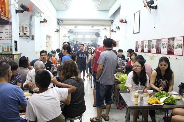 Hầu hết nhân viên phục vụ trong quán đều là con cháu trong gia đình. Mặc dù số lượng được huy động hơn 30 người nhưng vẫn không đủ để phục vụ lượng khách ra vào tấp nập vào buổi tối. Quán bắt đầu mở cửa từ 9h sáng đến 22h nhưng có hôm 20h đã hết. Thực khách nên đến trước 5h chiều để tránh bất tiện phải đứng chờ hoặc ngồi ghép chỗ. Hầu hết nhân viên phục vụ trong quán đều là con cháu trong gia đình. Mặc dù số lượng được huy động hơn 30 người nhưng vẫn không đủ để phục vụ lượng khách ra vào tấp nập vào buổi tối. Quán bắt đầu mở cửa từ 9h sáng đến 22h nhưng có hôm 20h đã hết. Thực khách nên đến trước 5h chiều để tránh bất tiện phải đứng chờ hoặc ngồi ghép chỗ.