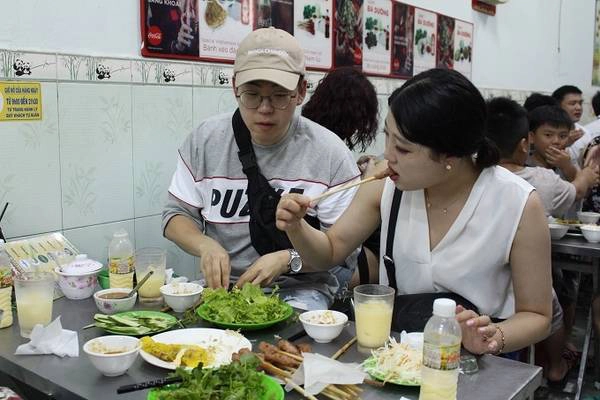 Ngoài bánh xèo, bạn có thể gọi thêm bún thịt nướng với giá 25.000 đồng một tô và thịt bò nướng 80.000 đồng một đĩa. Quán có món nem lụi được nhiều khách du lịch nước ngoài yêu thích. Những chiếc nem được làm từ thịt lợn quết nhuyễn, vo tròn trên đũa tre rồi nướng qua than hồng giá 5000 đồng một chiếc Ngoài bánh xèo, bạn có thể gọi thêm bún thịt nướng với giá 25.000 đồng một tô và thịt bò nướng 80.000 đồng một đĩa. Quán có món nem lụi được nhiều khách du lịch nước ngoài yêu thích. Những chiếc nem được làm từ thịt lợn quết nhuyễn, vo tròn trên đũa tre rồi nướng qua than hồng giá 5000 đồng một chiếc